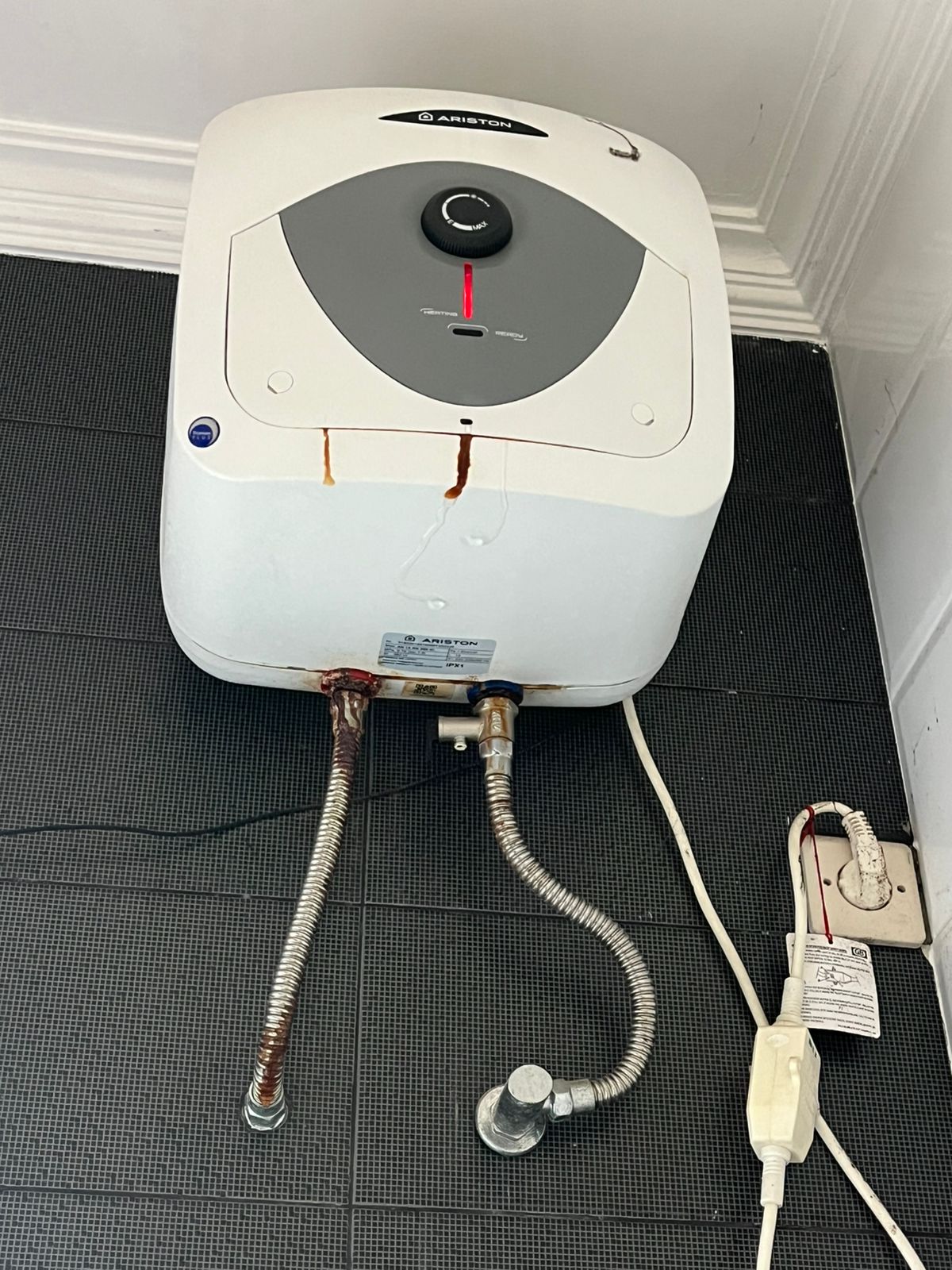 Penanganan water heater bocor