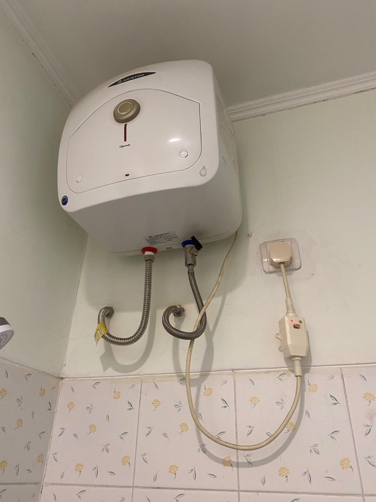 Pengujian kelistrikan sensor ELCB anti-kontak water heater Ariston