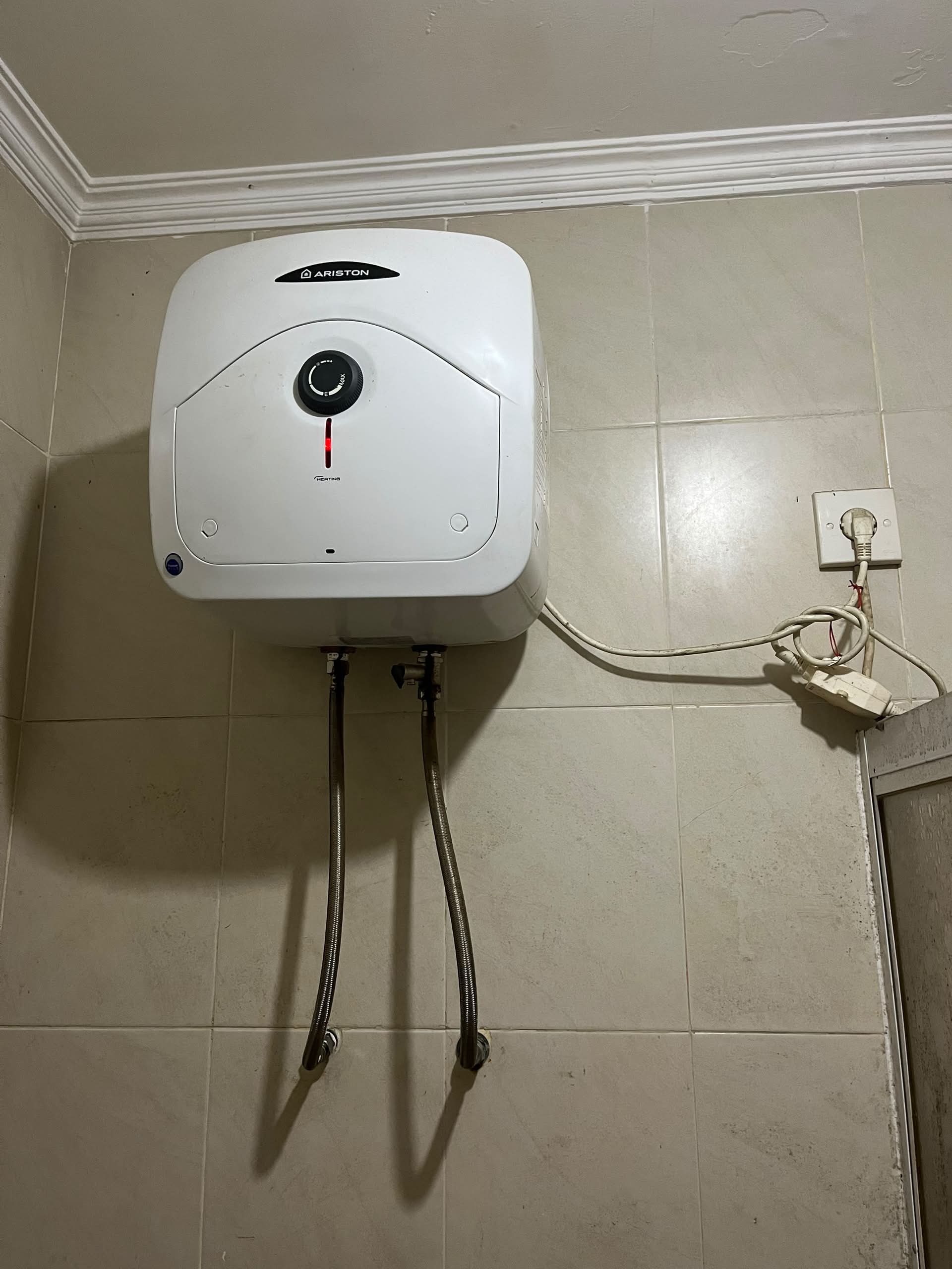 Hasil perbaikan tuntas unit water heater Ariston menyala normal