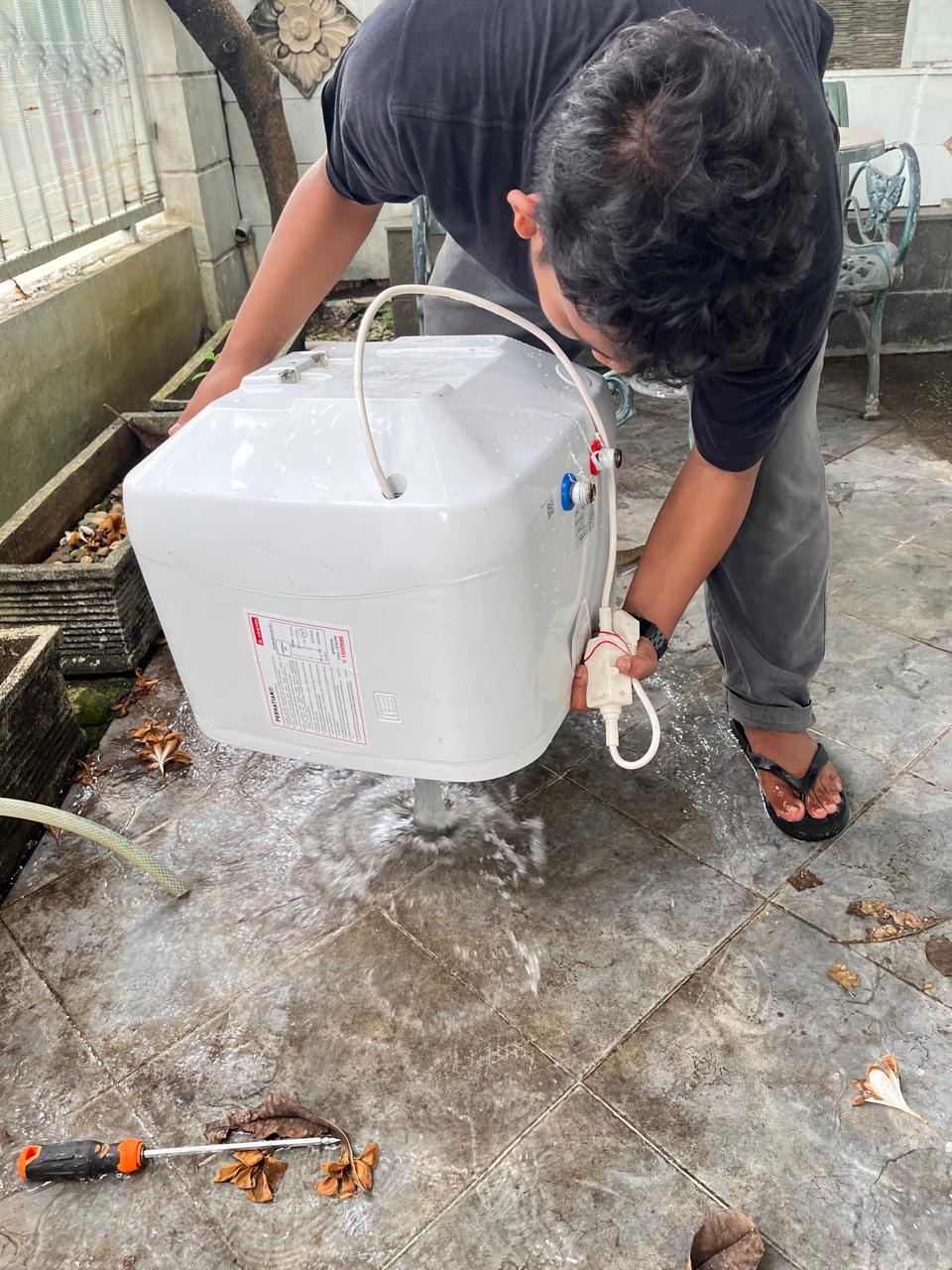 Flushing kuras kotoran kerak endapan tangki water heater Ariston