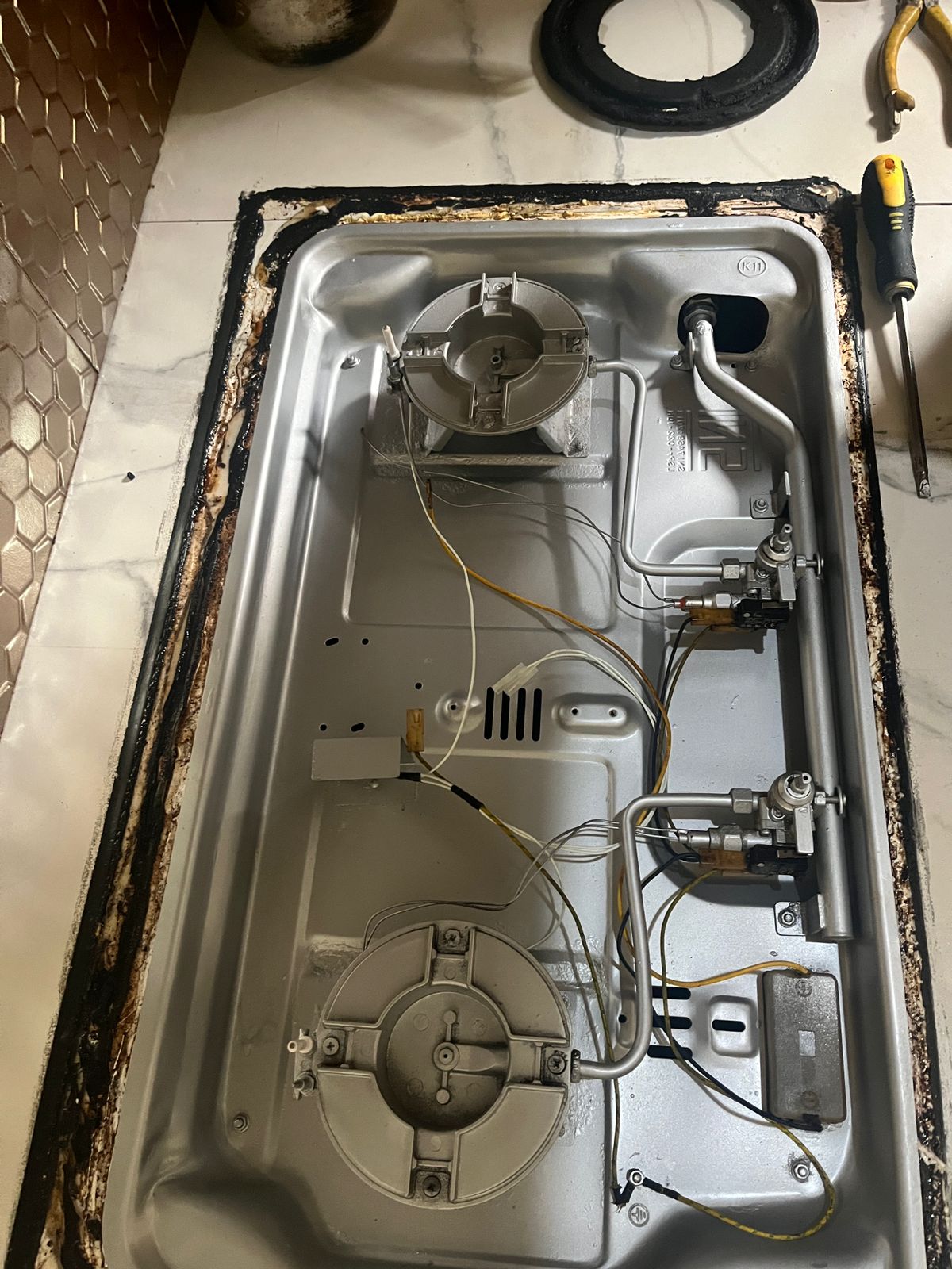 Bongkar dan kalibrasi spuyer kompor gas tanam Ariston